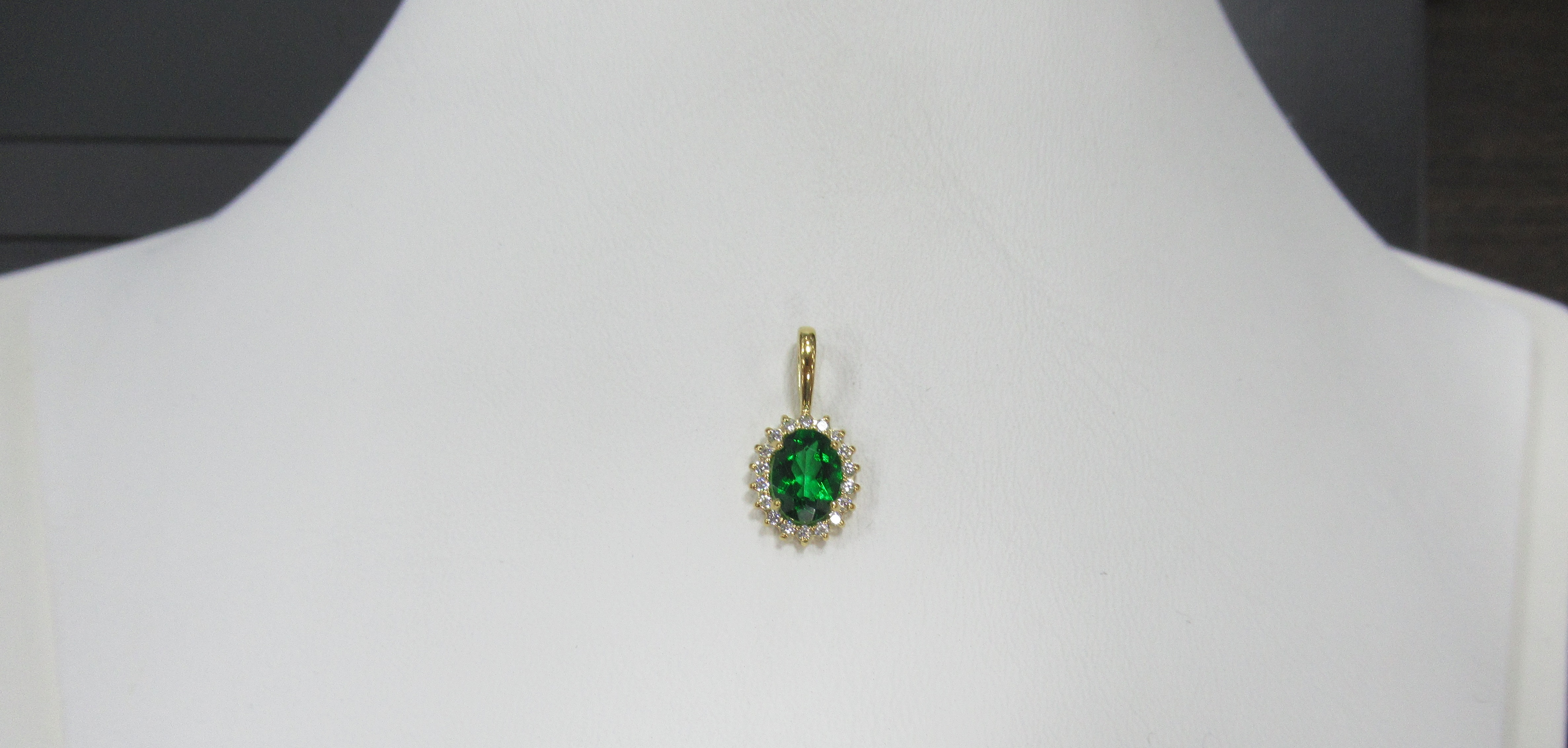 Серебряная подвеска с зеленым топазом